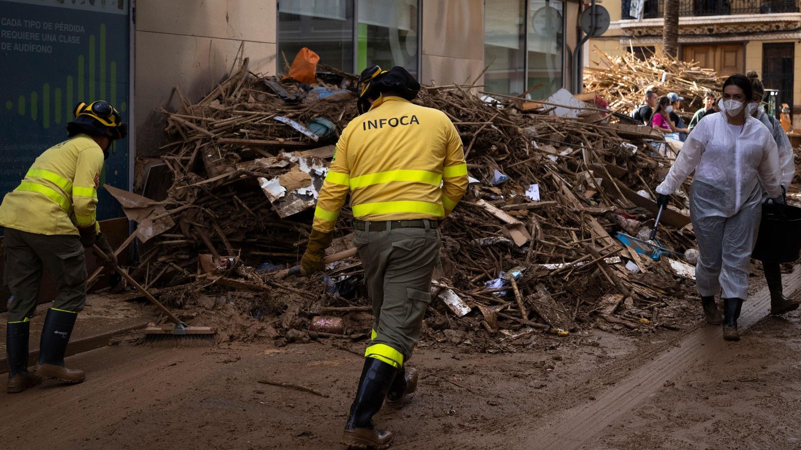Bomberos del Infoca retirando basura en una de las calles de Catarroja. Bomberos del Infoca retirando basura en una de las calles de Catarroja.