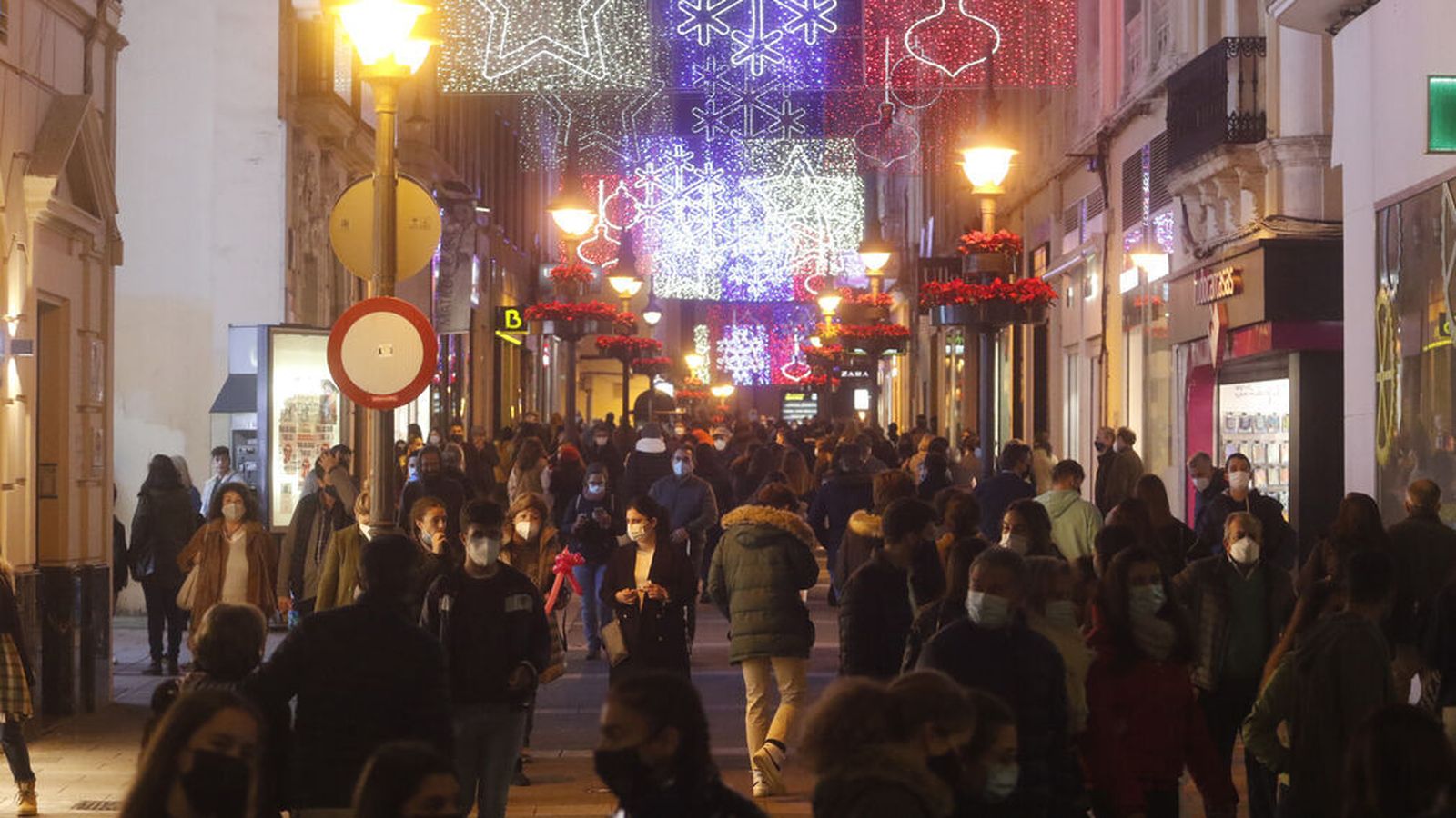 Gente paseando por la calle Gondomar.