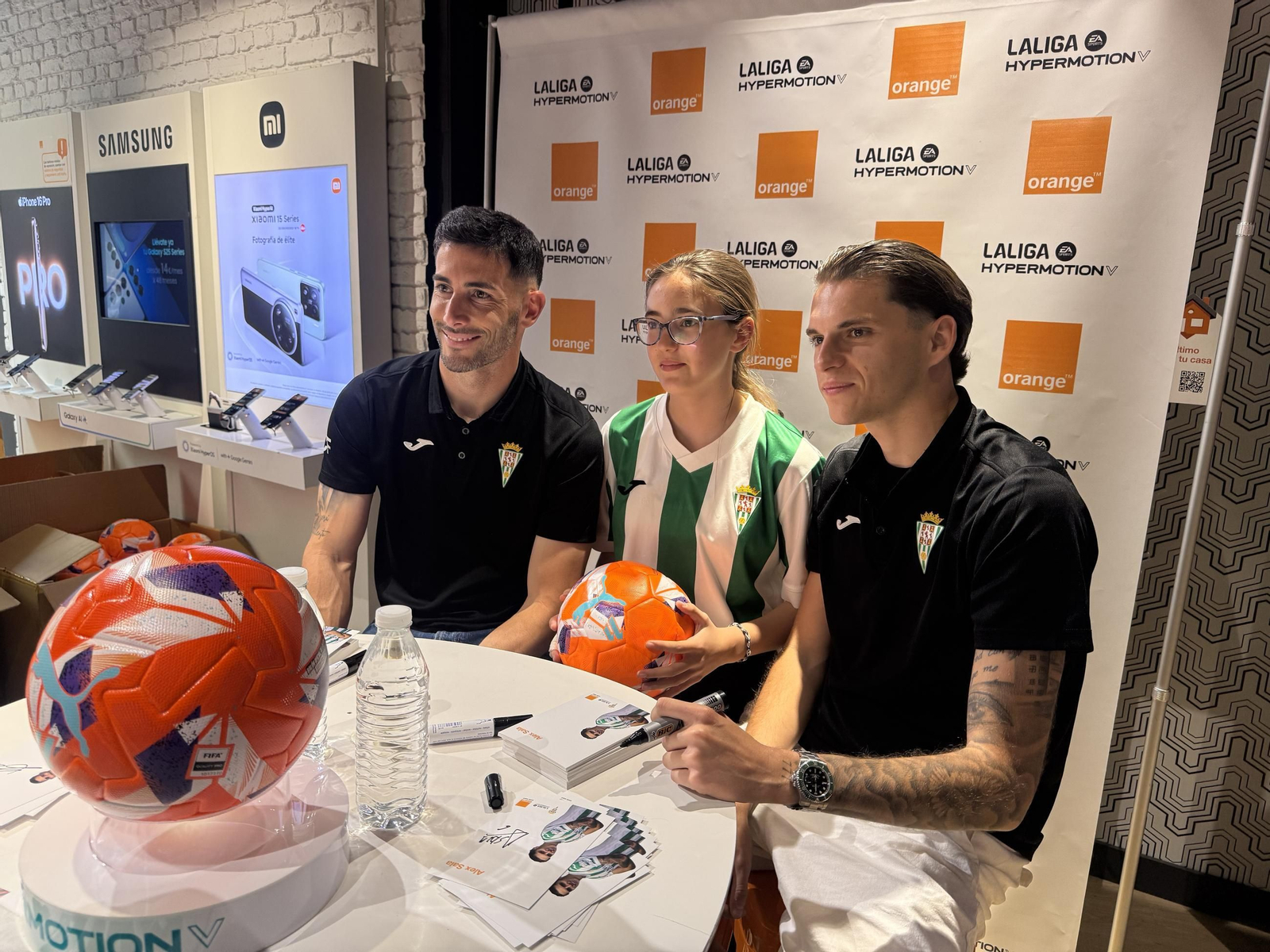 La afición del Córdoba CF enloquece con Álex Sala y Albarrán en el centro de la ciudad