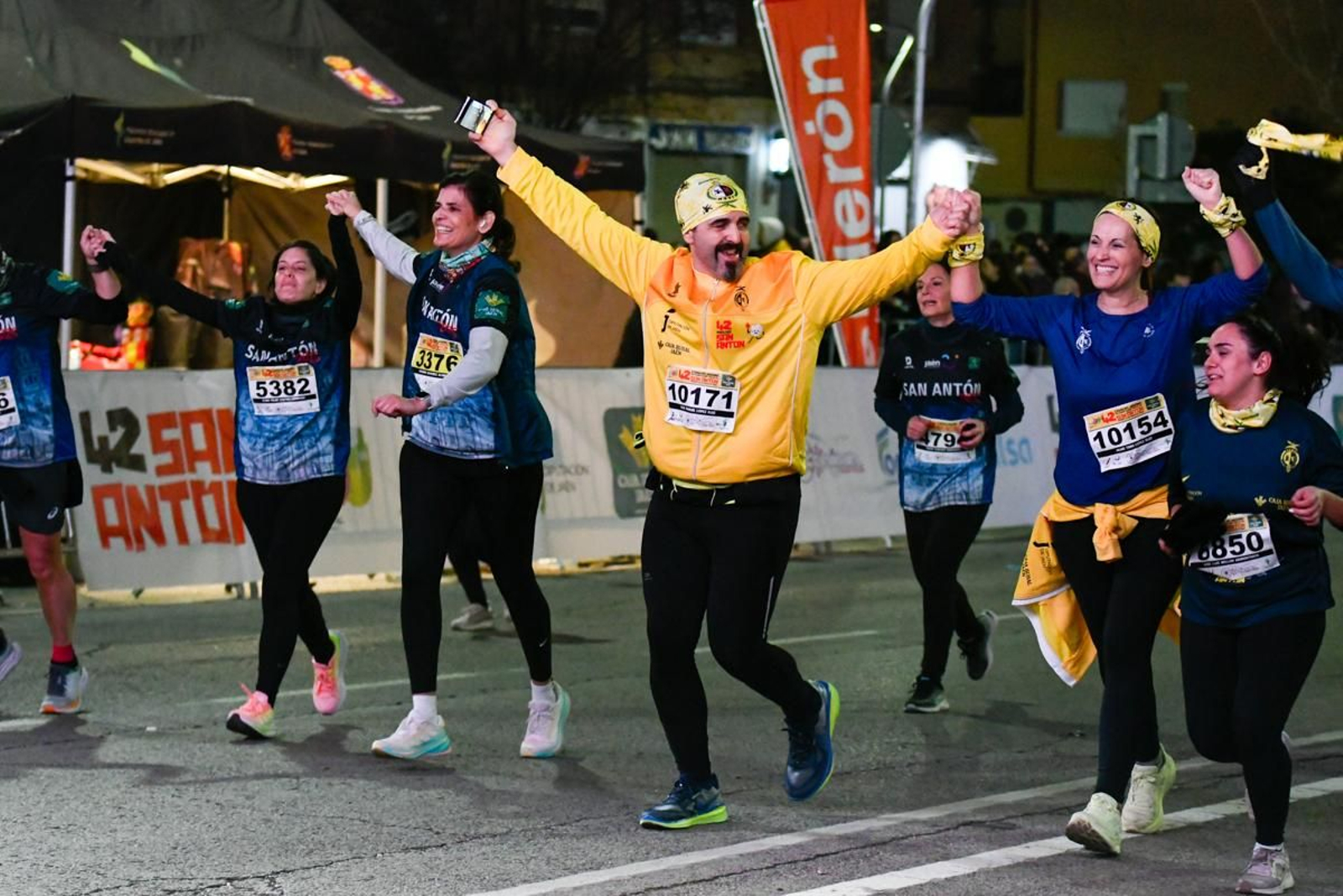 En imágenes: búscate en tu llegada a meta de la Carrera de San Antón 2025 (12)