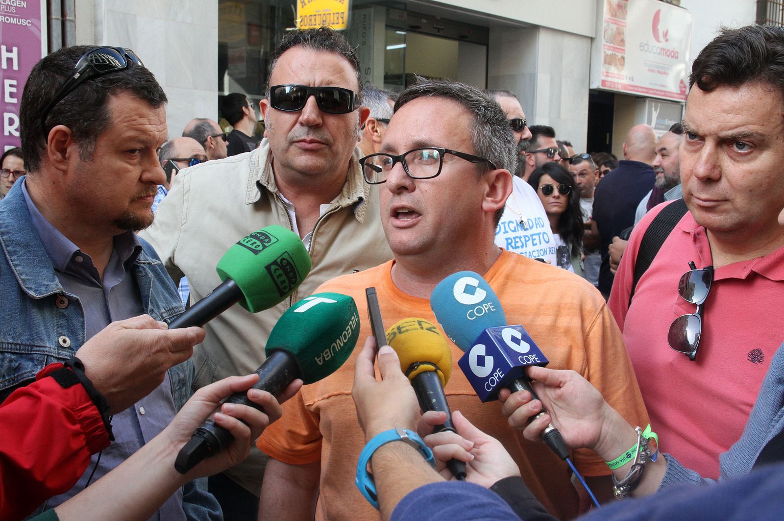 Imágenes de la concentración de funcionarios de prisión ante la subdelegación del Gobierno