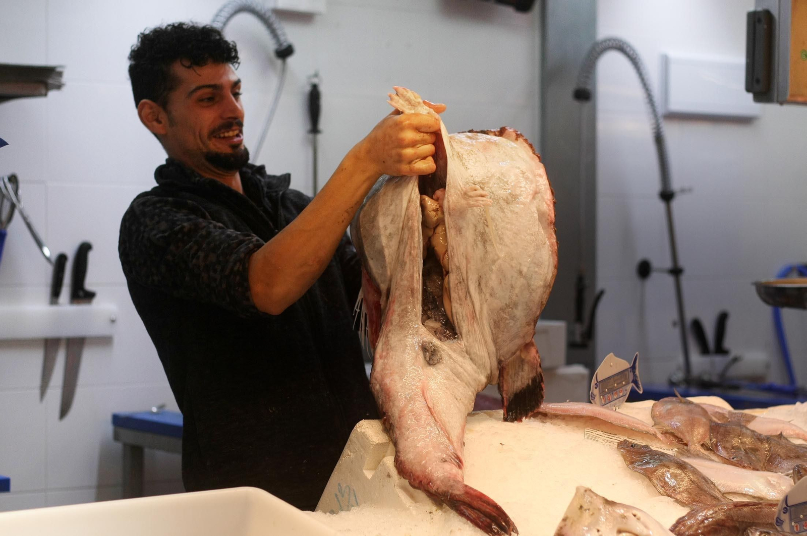 Imágenes del ambiente en el Mercado del Carmen de Huelva