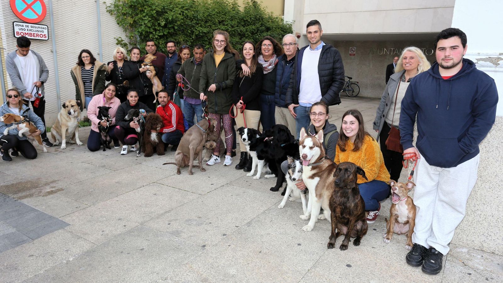 Propietarios de perros, esta tarde a las puertas del Ayuntamiento para pedir el parque canino.