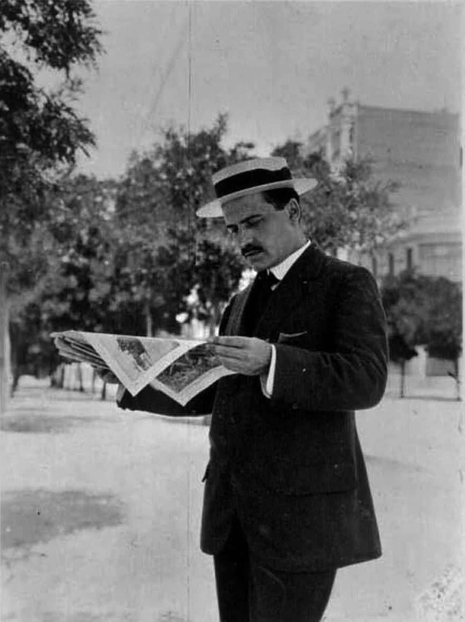 Ortega, en julio de 1914, junto a la Residencia de Estudiantes