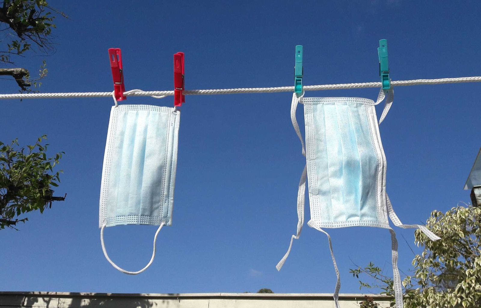 Dos mascarillas, tendidas al sol.