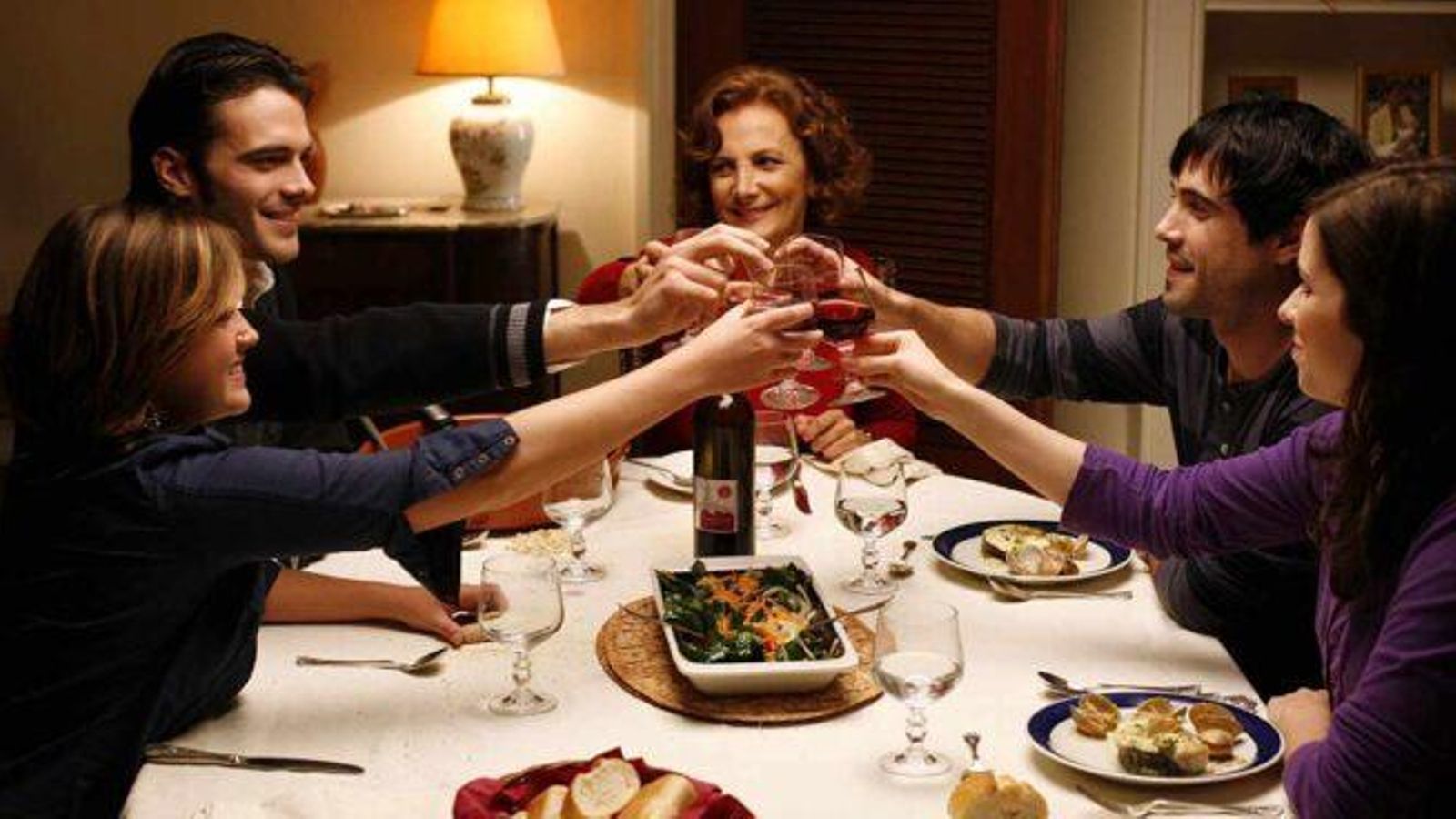 La actriz vasca (centro), en la película 'Bon a petit'.