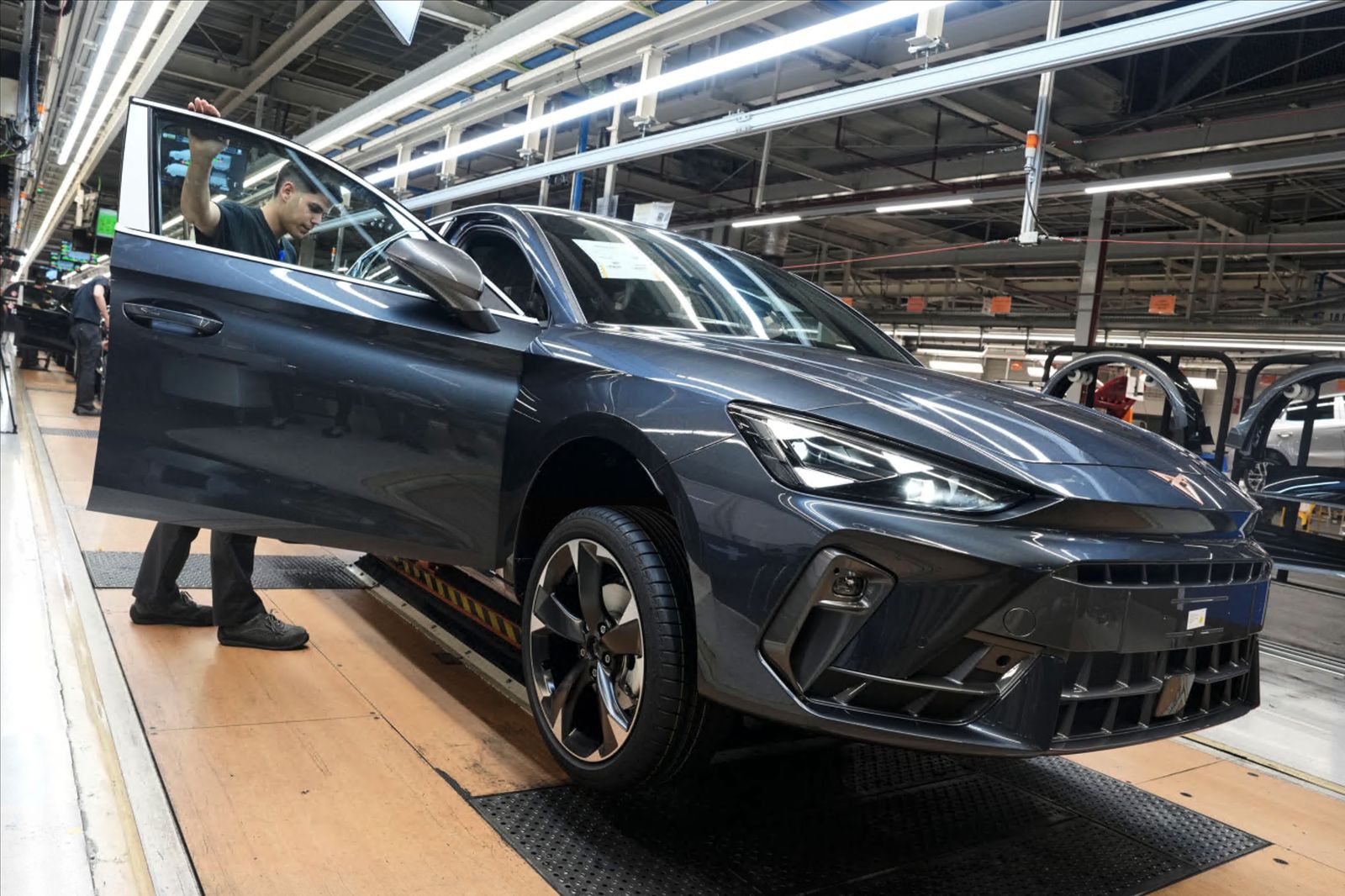 Seat gana 40,9 millones en 2025, un 92 % menos, pese a batir récord de ingresos