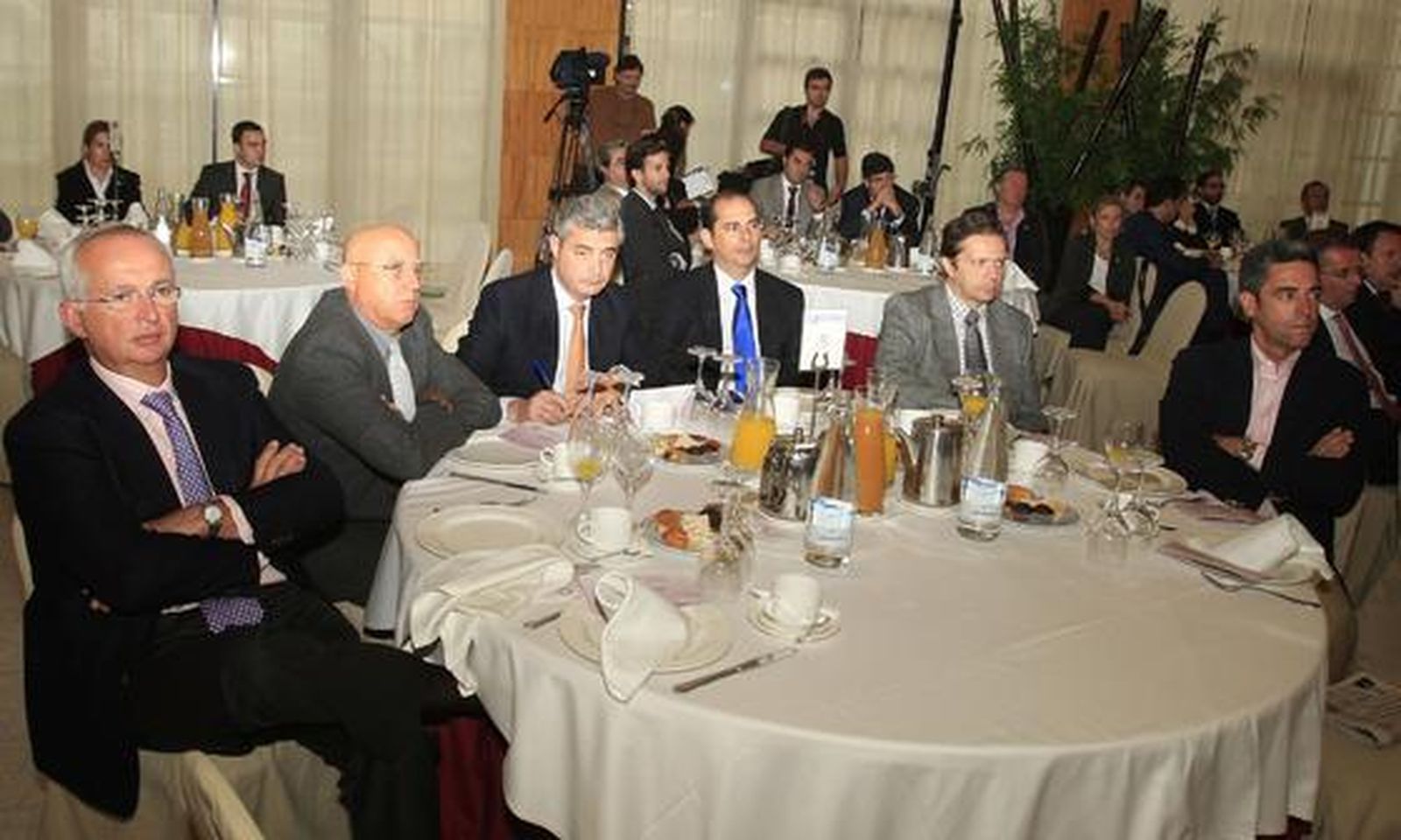 Vicente Imbroda, Antonio Herrera, secretario provincial de CCOO; Carlos Blázquez, de Asaja; Eugenio Gallego, del grupo Vértice; Luciano Hidalgo, de FCC, y Salvador Cortés, de ACT.

Foto: Sergio Camacho