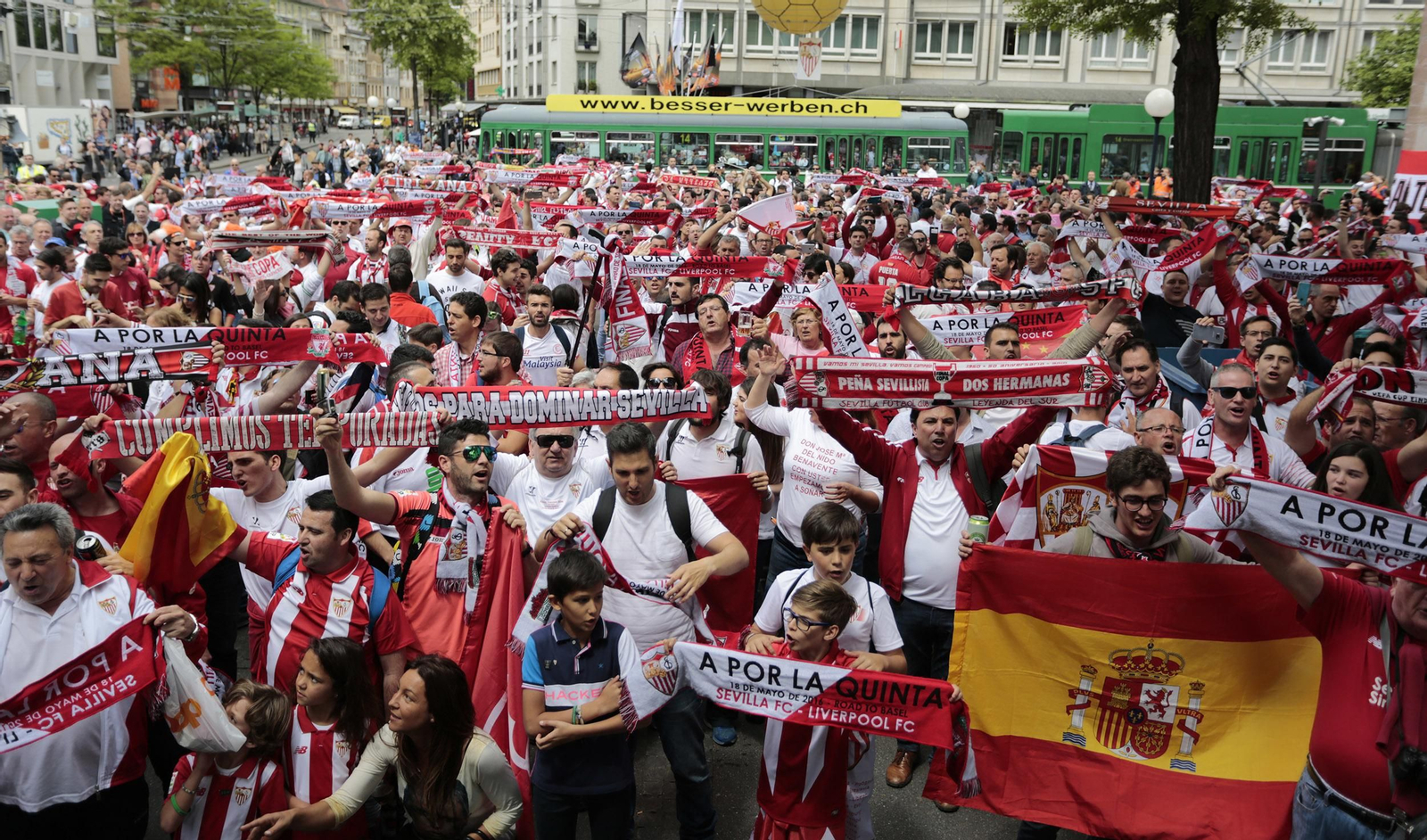 Aficionados sevillistas en Basilea, en el último gran desplazamiento de Liga Europa.