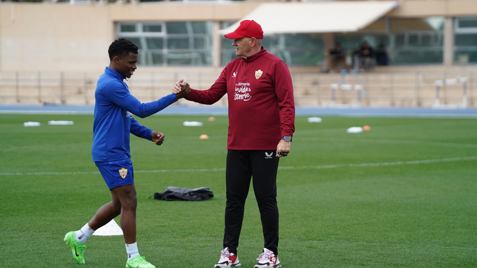 Ramazani le da la mano al nuevo entrenador del conjunto rojiblanco.