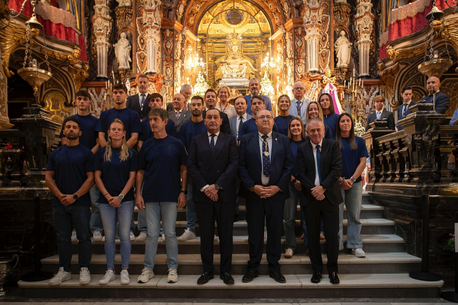 Parte de la expedición rojiblanca en la Basílica de la Virgen de las Angustias.
