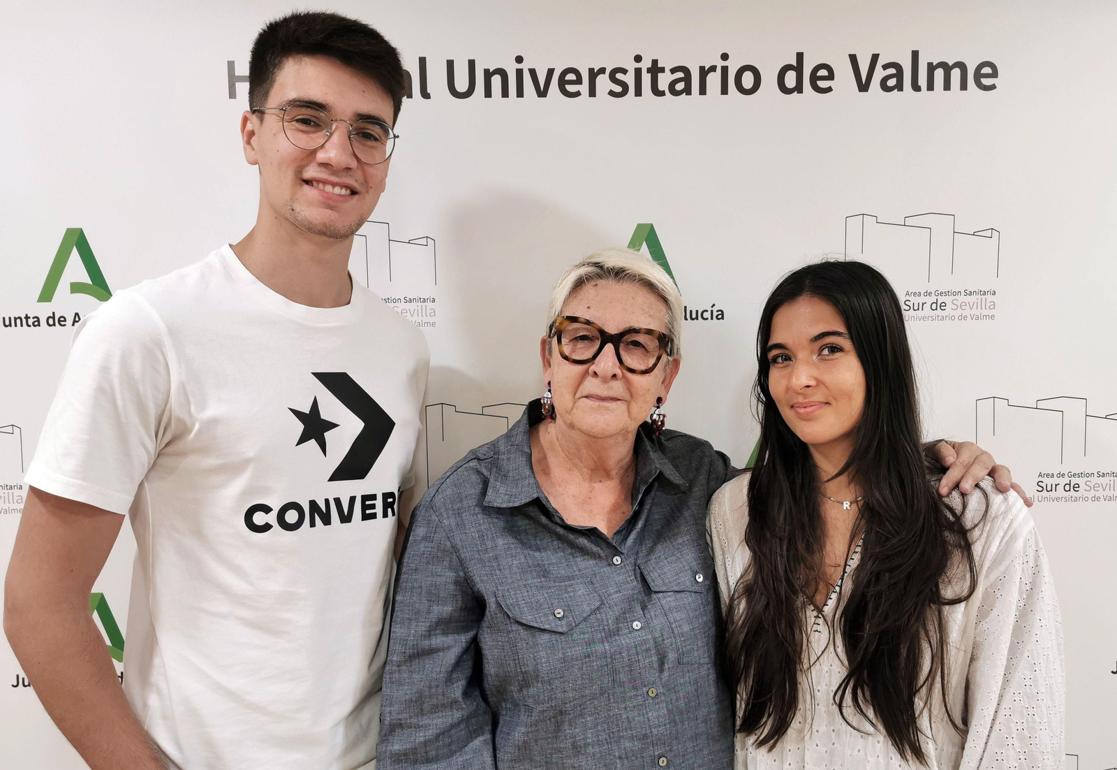 La coordinadora docente de Medicina Familiar del Área Sanitaria Sur de Sevilla, María Victoria Rodríguez, junto a José Tomás Amodeo y Rocío Neguillo.
