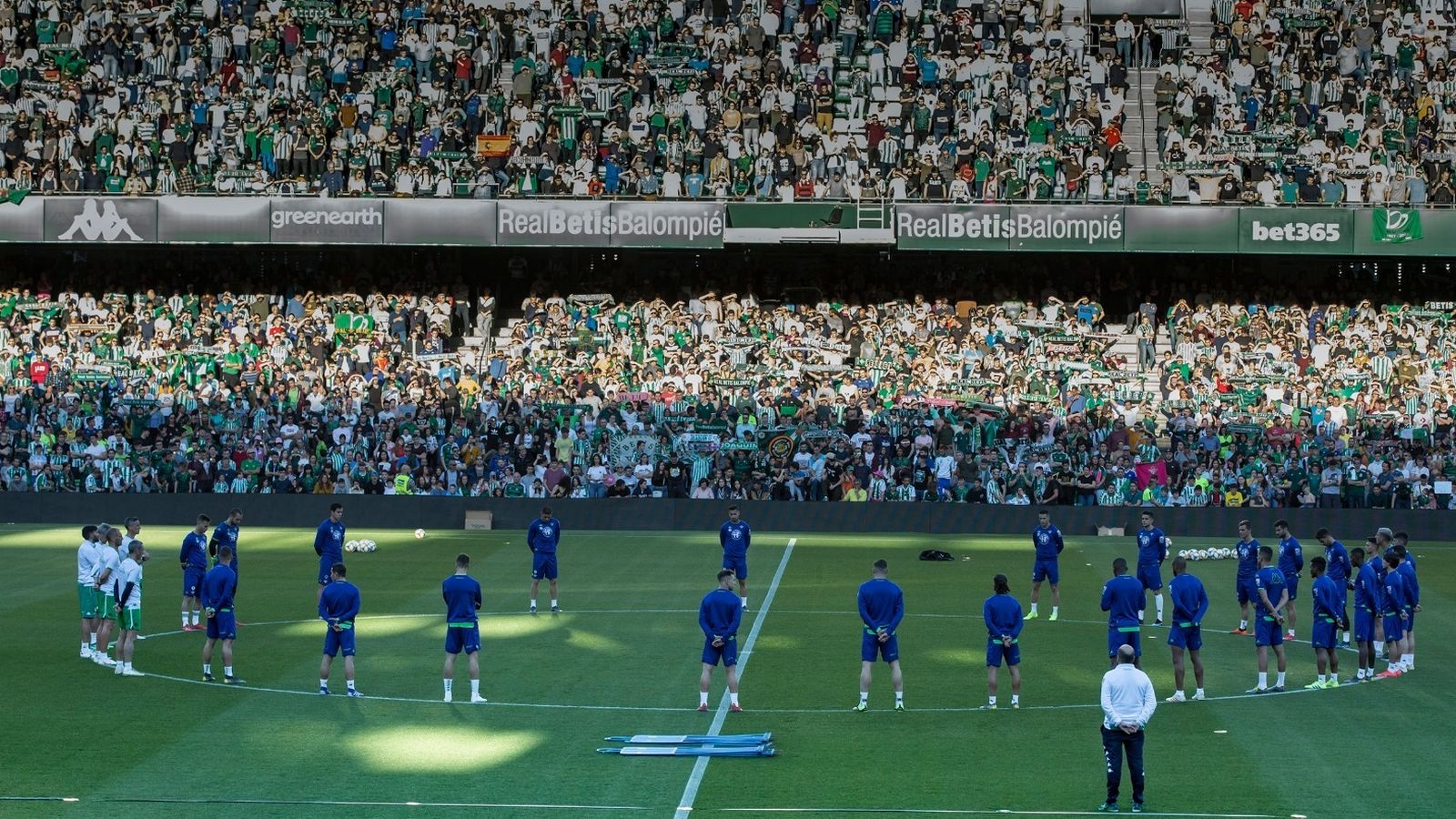 Los jugadores del Betis guardan un minuto de silencio por la muerte de Rafa Serna en su entrenamiento a puertas abiertas.