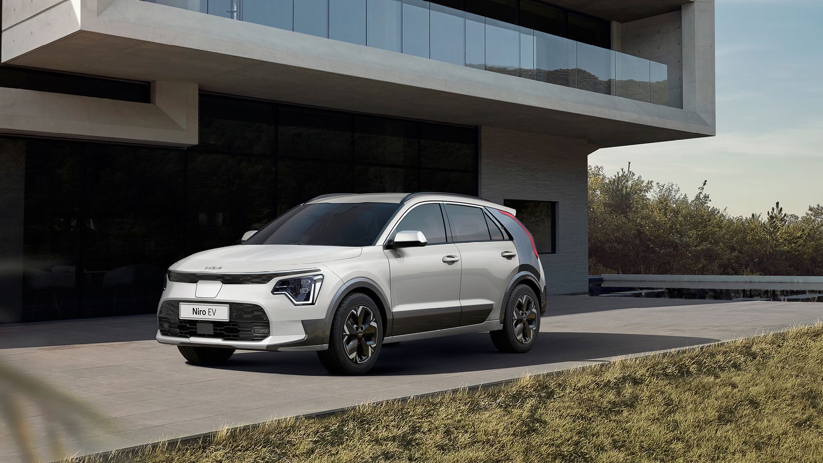 Las tres versiones del niro, a saber, full-hybrid, híbrida enchufable y eléctrica, ya están a la venta, aunque los plazos de entrega varían de unas a otras.