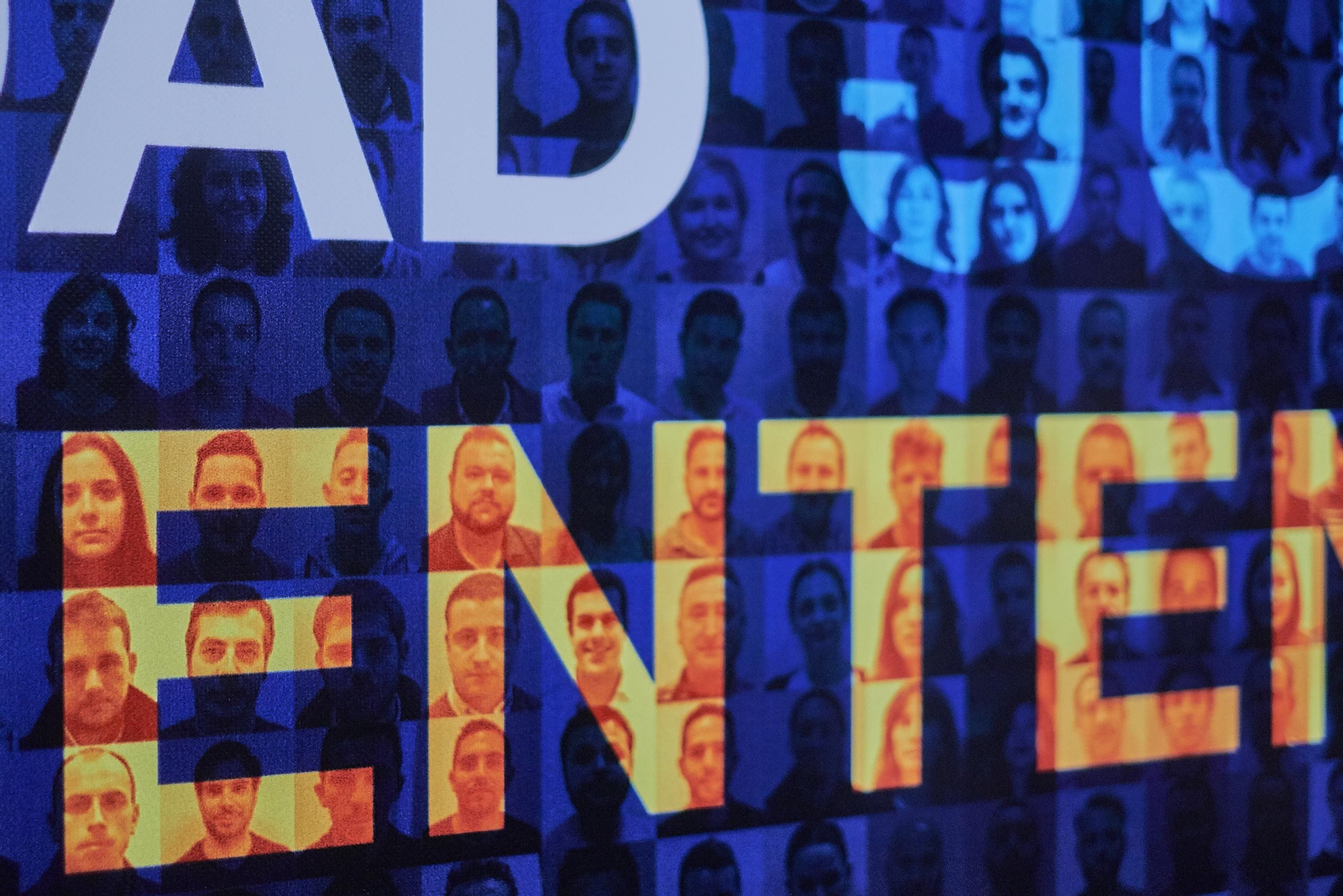 El fondo de los paneles informativos lo conforman fotografías de los trabajadores de la empresa.