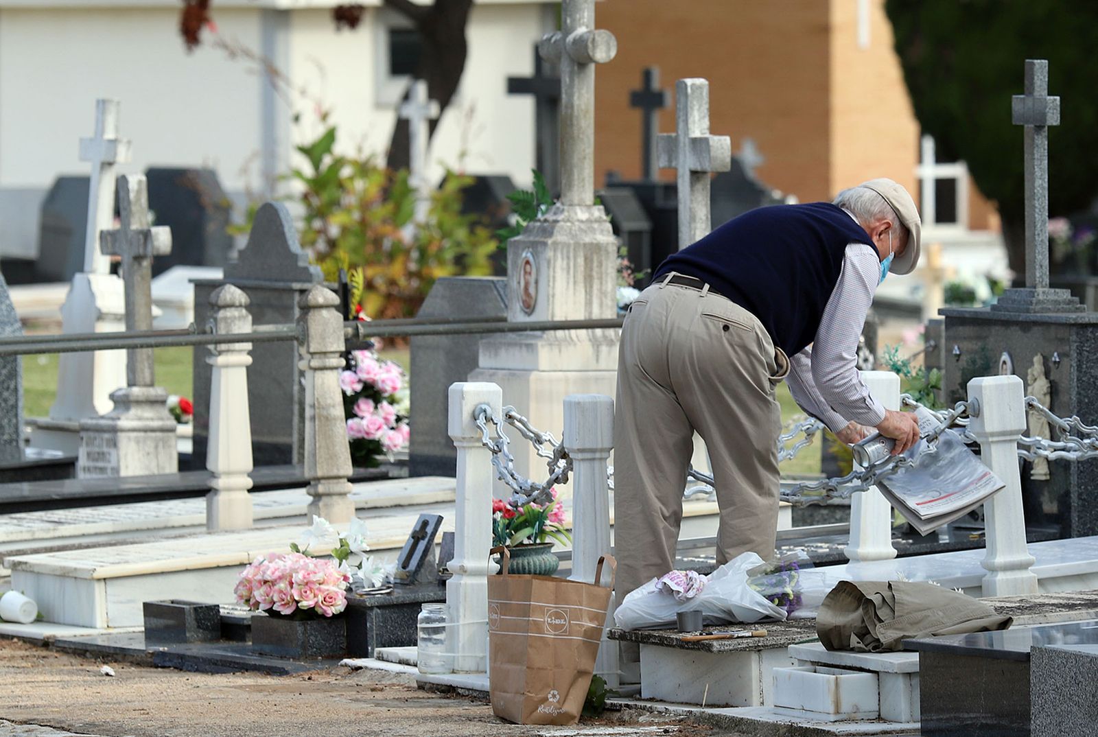 Imágenes de los preparativos en el cementerio de Huelva con motivo de la festividad de Todos los Santos