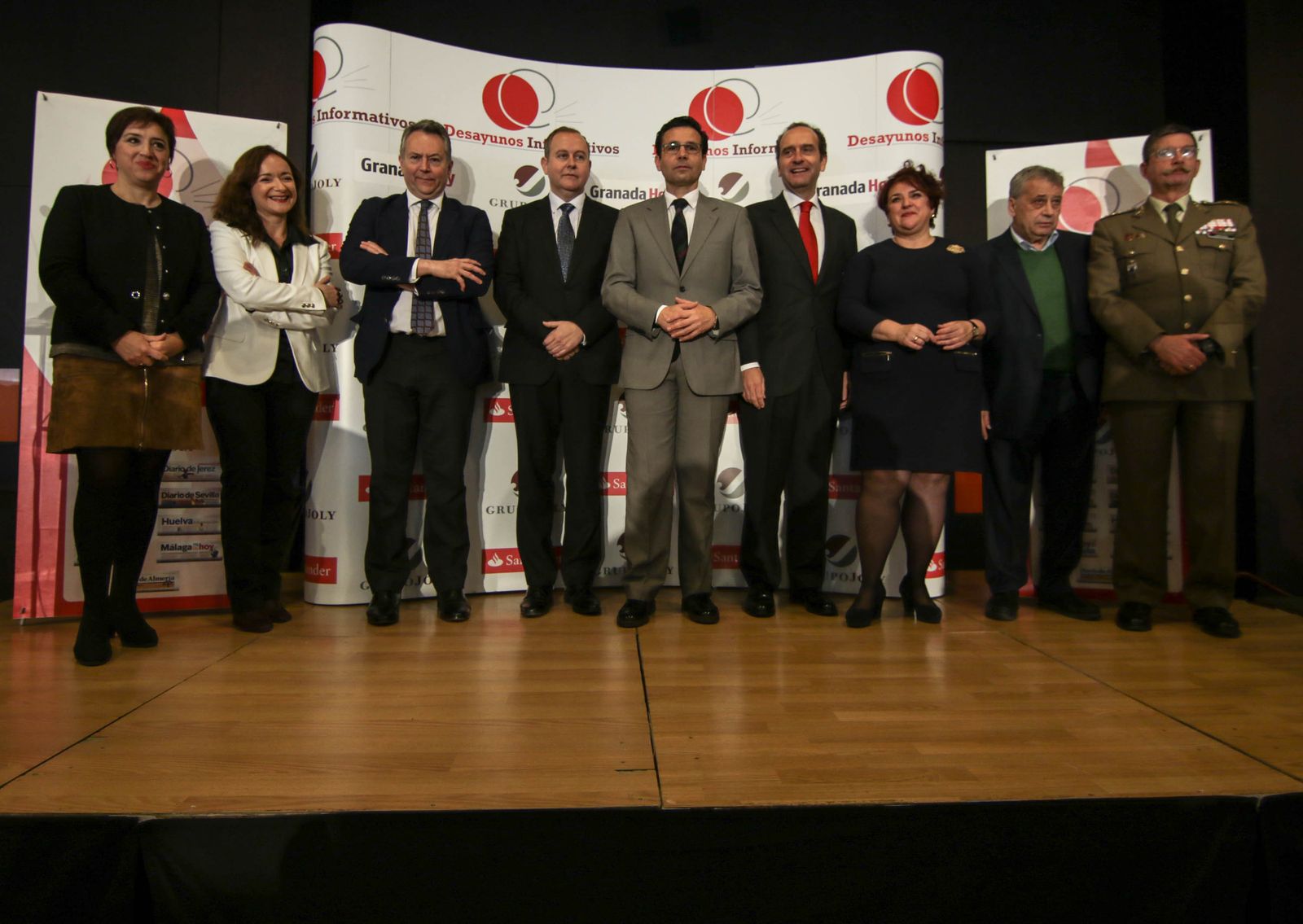 La delegada del Gobierno andaluz, Sandra García; la directora de 'Granada Hoy', Magdalena Trillo; el presidente de Grupo Joly, José Joly; el presidente de Covirán, Luis Osuna; el alcalde de Granada,  Francisco Cuenca; el director territorial de Banco Santander en Andalucía, Alberto Delgado; la secretaria general del PSOE, Teresa Jiménez; el abogado Jerónimo Páez, y el jefe del Madoc, José Carrasco.