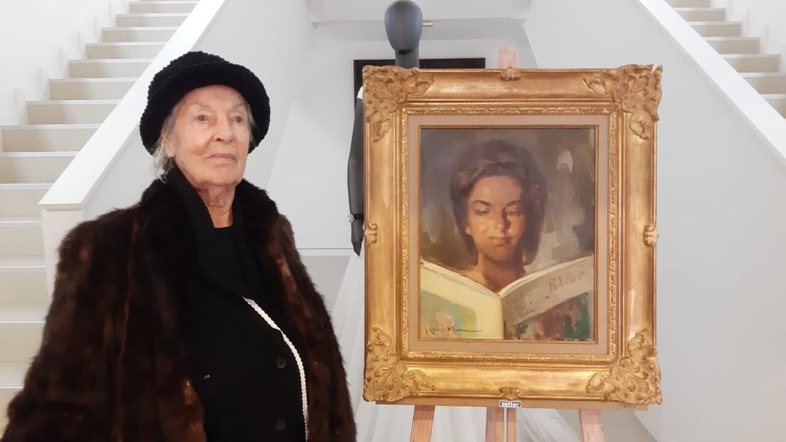 María Teresa Elizalde, junto al cuadro Lectora de Cruz Herrera.