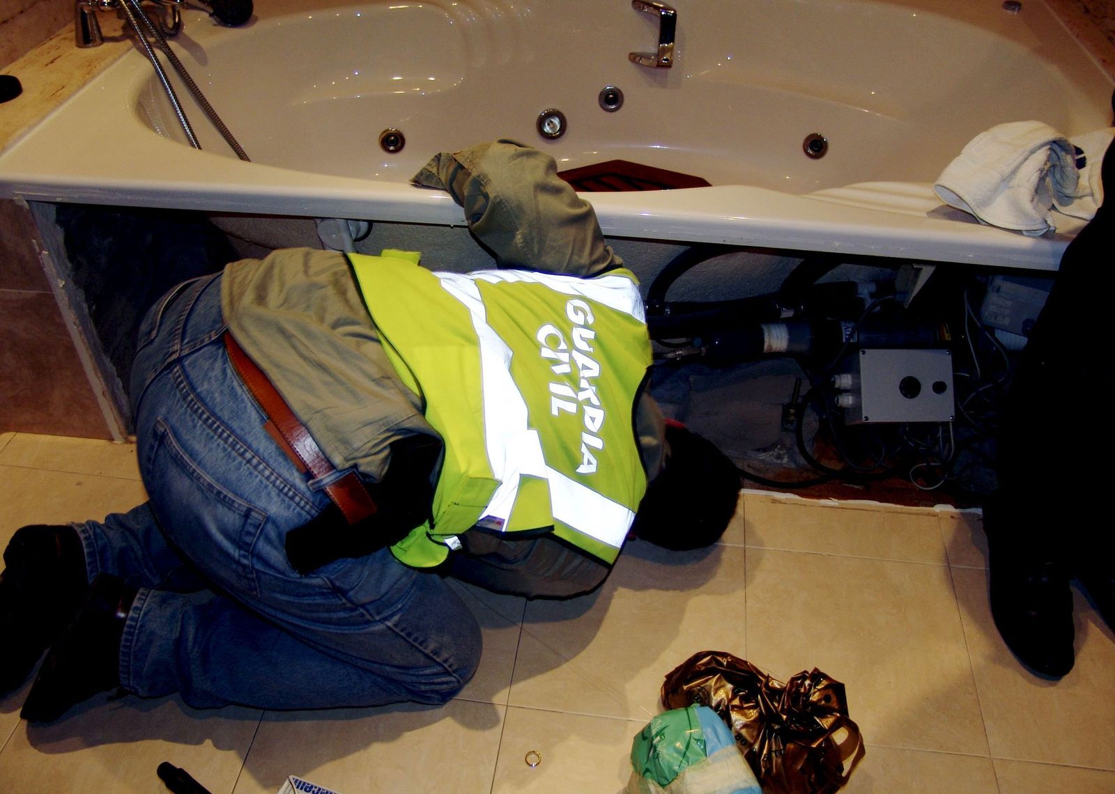 La foto más recordada del caso, un agente sacando medio millón de euros bajo un jacuzzi.