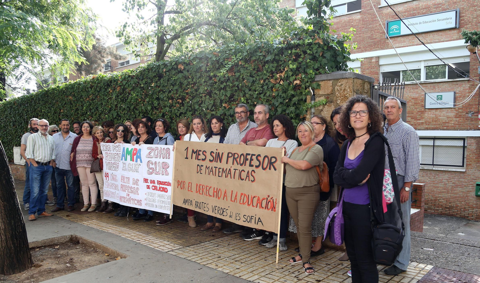 Un momento de la concentración realizada ayer a las puertas del IES Sofía.