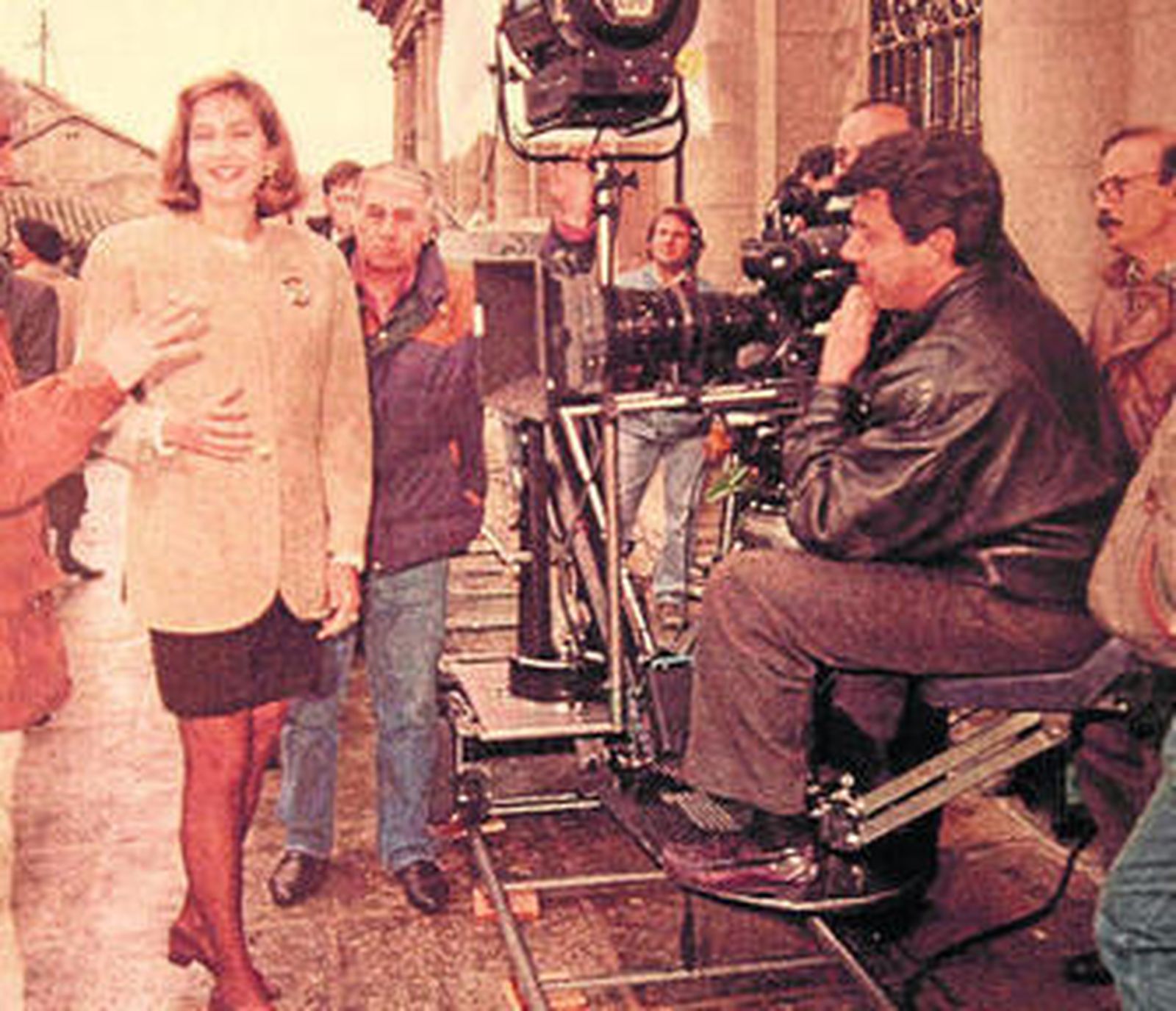 La infanta Cristina en la primavera de 1994 rodando por las calles toledanas la serie 'Patrimonio Cultural de la Humanidad'. A la derecha, don Felipe en la grabación de 'La España salvaje'.