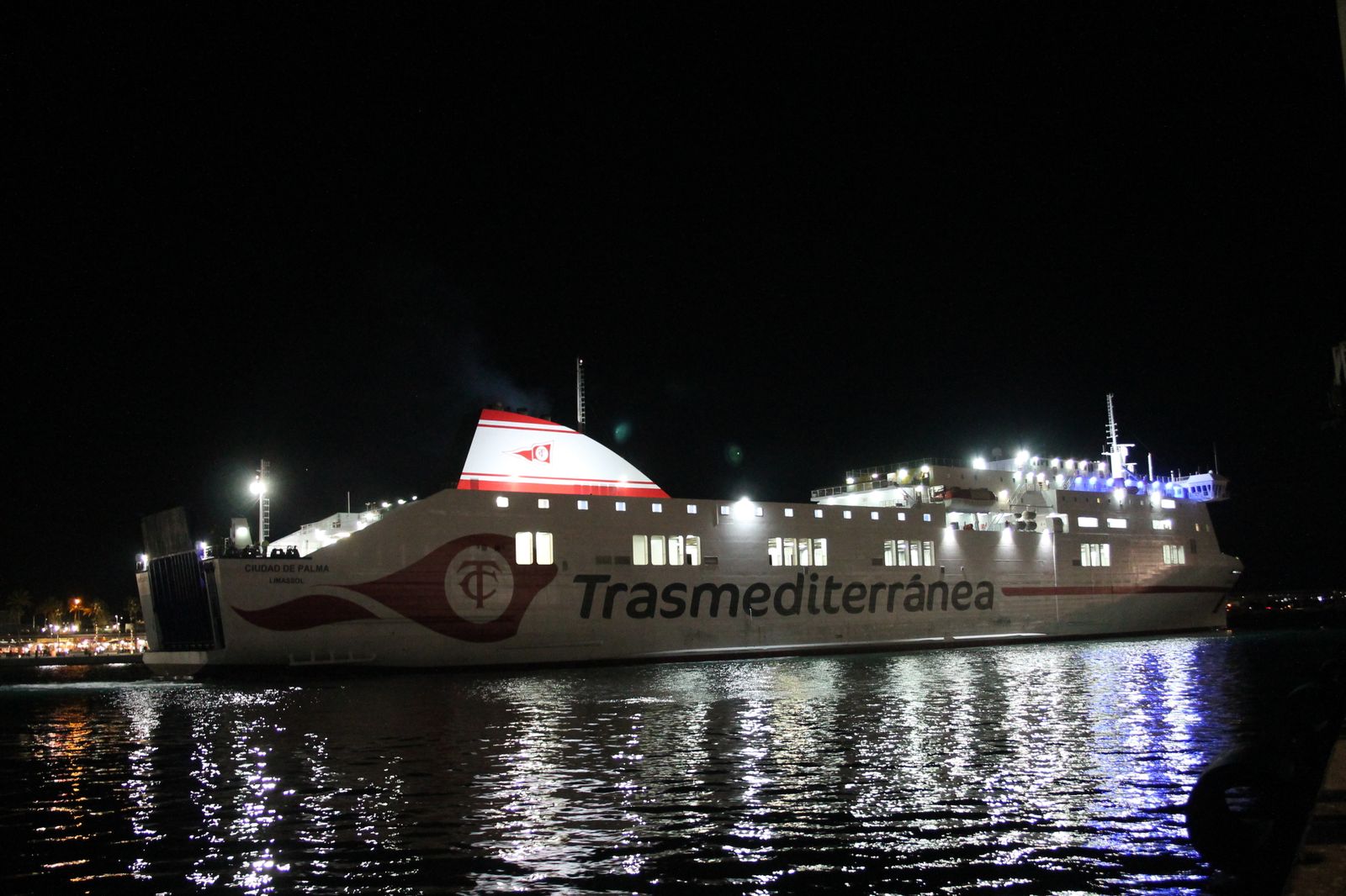 El 'Ciudad de Palma' realiza la maniobra de atraque en su primera visita a Málaga.