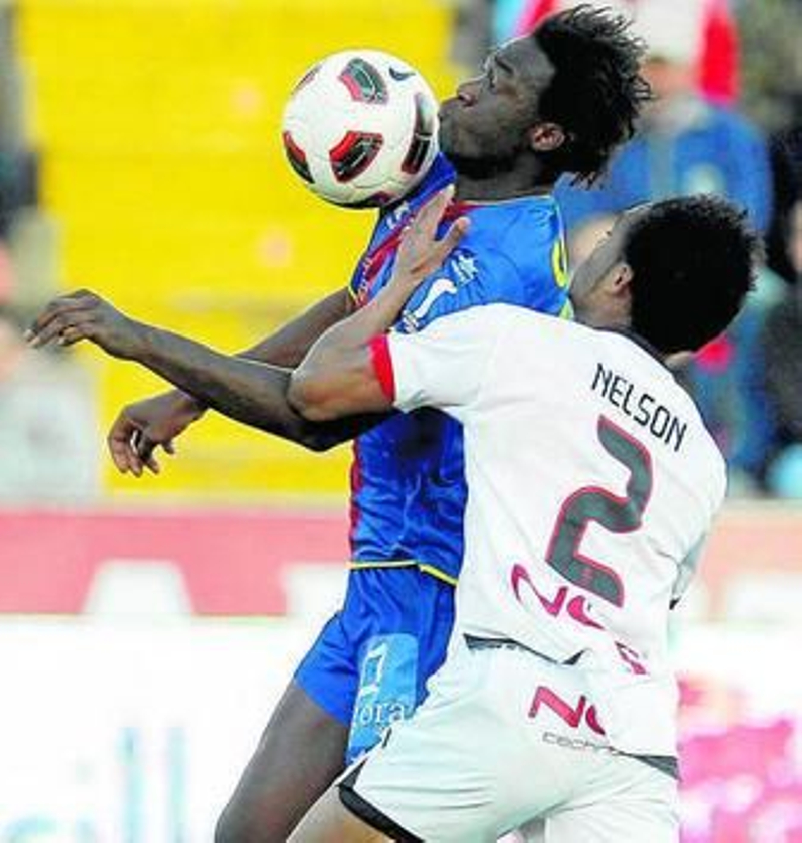 Caicedo se lleva un balón superando el obstáculo de Nelson.