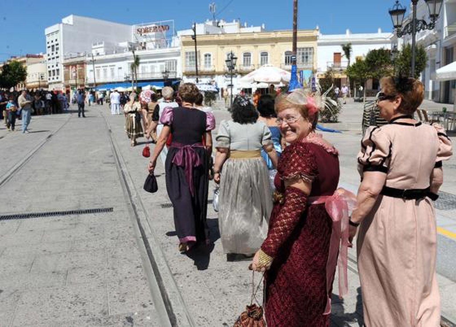 Unas 200 personas participan en el desfile de presentación del pendón de Fernando VII, recuperado para el Diez, ataviados con uniformes históricos.

Foto: Elias Pimentel