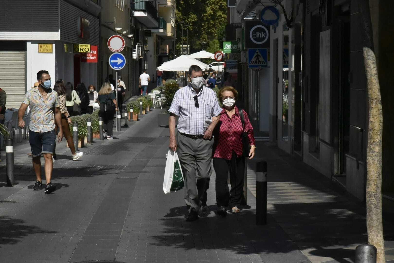 Con mascarilla por la calle Convento de Algeciras.