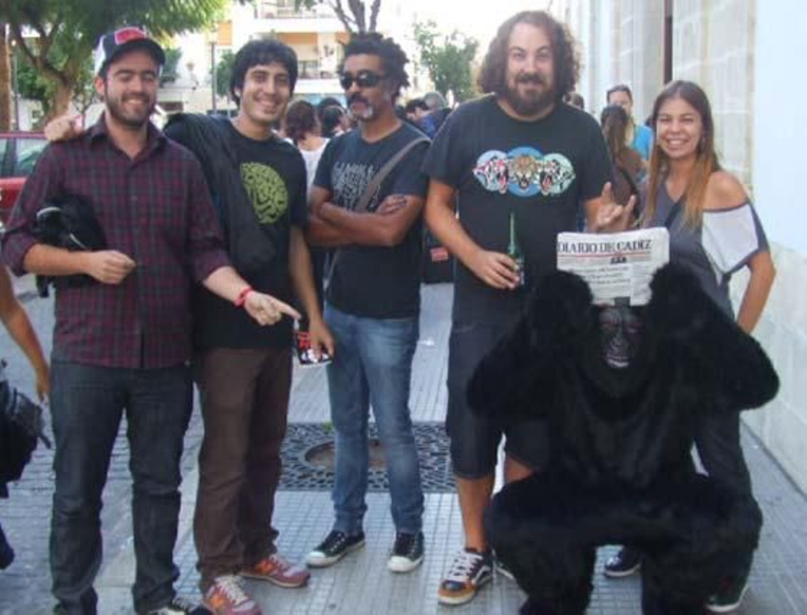 Iba para hombre, pero se quedó en mono. Eso sí, un mono muy leído, que va con su Diario a todas partes. Si te encontraste con nuestro particular monkey el sábado, búscate en esta galería. 

Foto: Senda