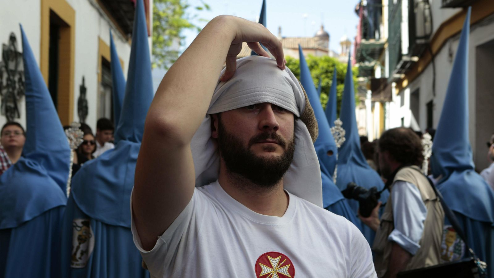 Un costalero de San Esteban se ajusta la ropa.