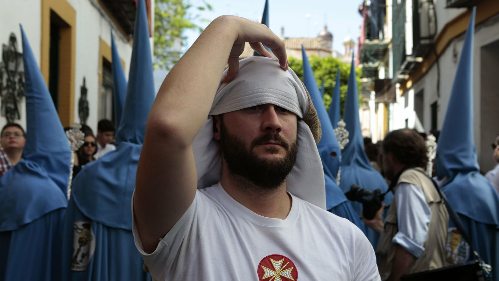 Un costalero de San Esteban se ajusta la ropa.