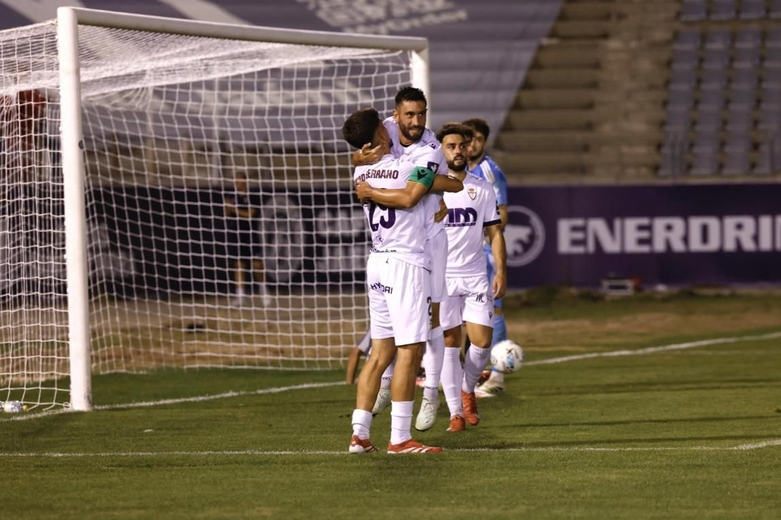Mario Martos celebra su segundo gol con David Serrano.