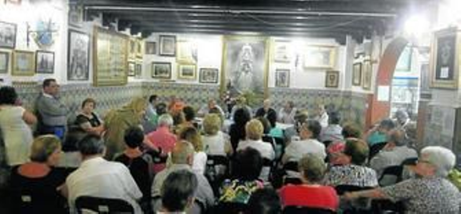 Asamblea de hermanos del Rocío en la Casa de Hermandad.