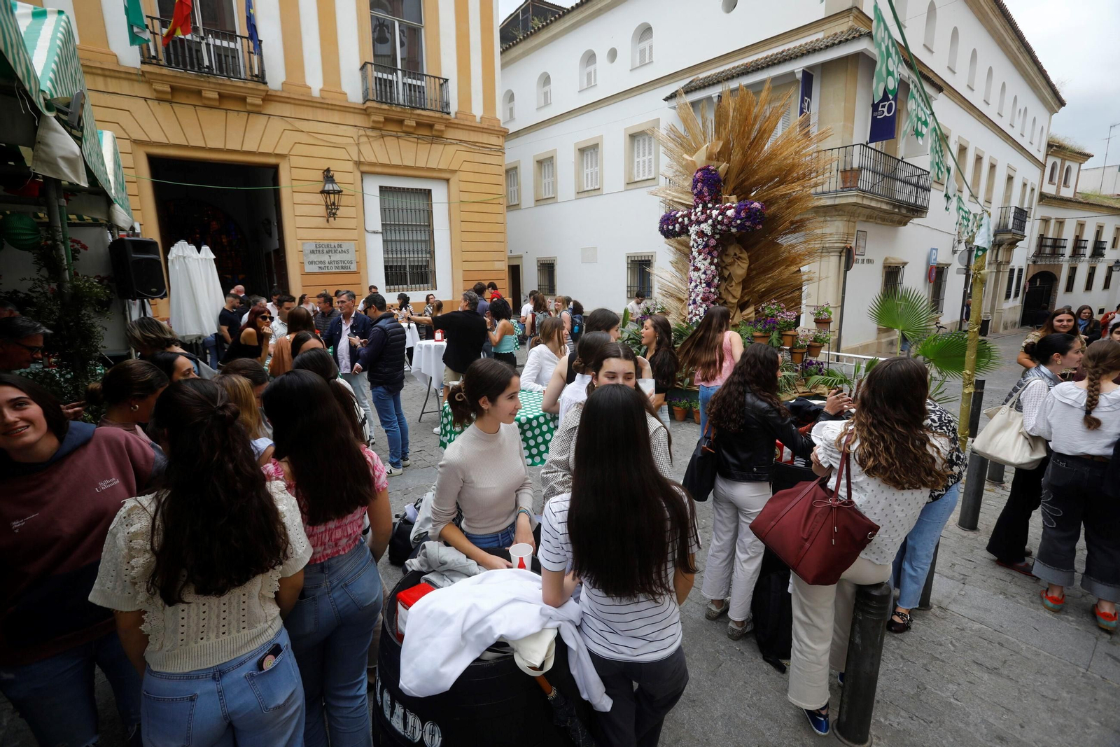 El ambiente en las Cruces de Mayo de Córdoba a mediodía, en imágenes