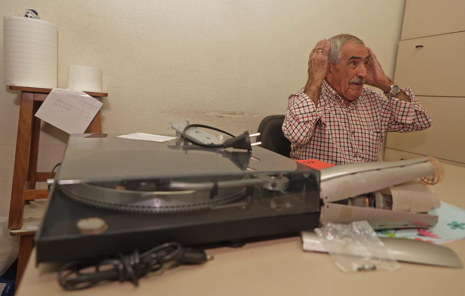 El Charlatán habla en la trastienda, rodeado de pequeños electrodomésticos pendientes de reparar.