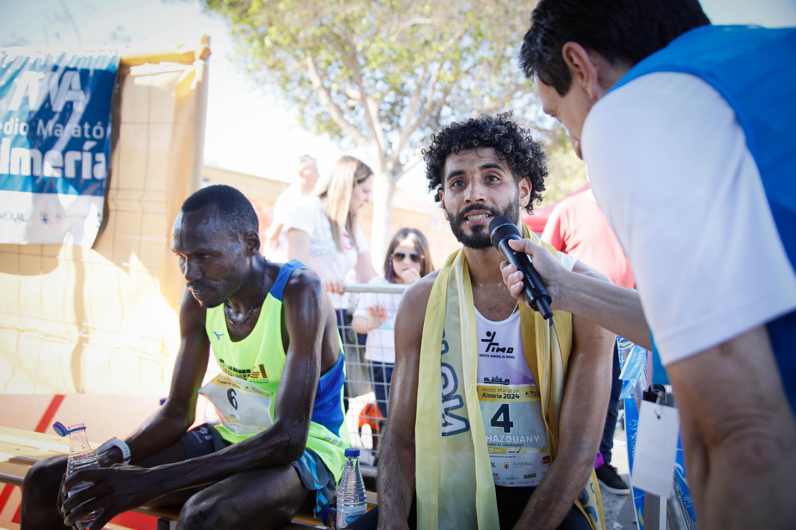 Imágenes de la llegada de la Media maratón Ciudad de Almería