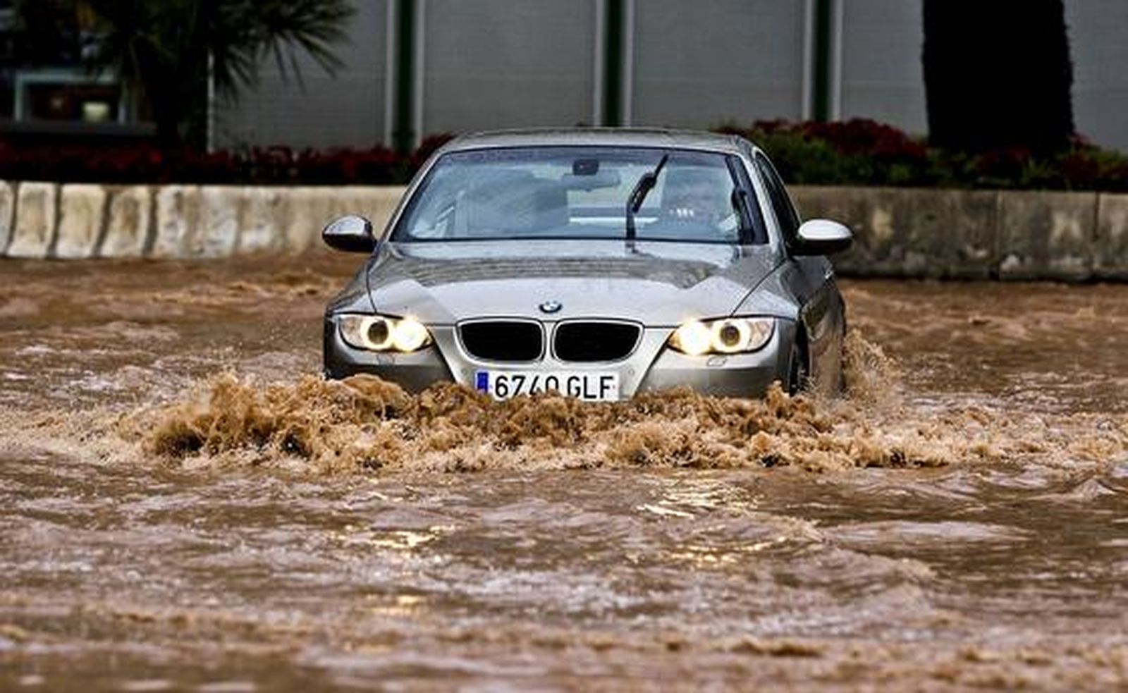 Las fuertes precipitaciones de esta mañana causaron inundaciones en calles, viviendas y garajes

Foto: EFE