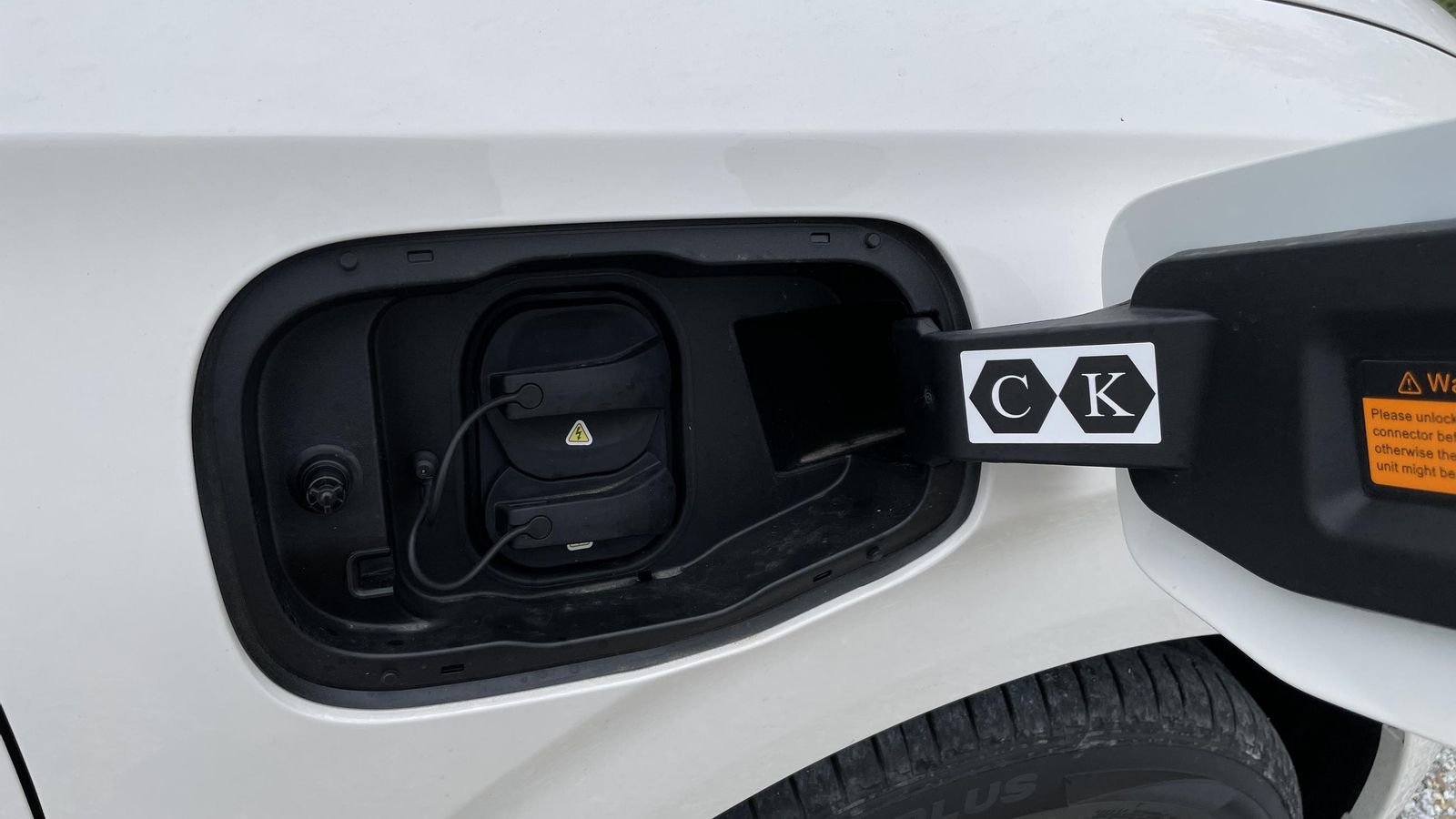 El puerto de carga, situado en la aleta delantera derecha, es de tipo CCS2, lo que le permite ser compatible con los cables con conector Mennekes y los usuales Combined Charging System de corriente continua. El puerto de carga, situado en la aleta delantera derecha, es de tipo CCS2, lo que le permite ser compatible con los cables con conector Mennekes y los usuales Combined Charging System de corriente continua.
