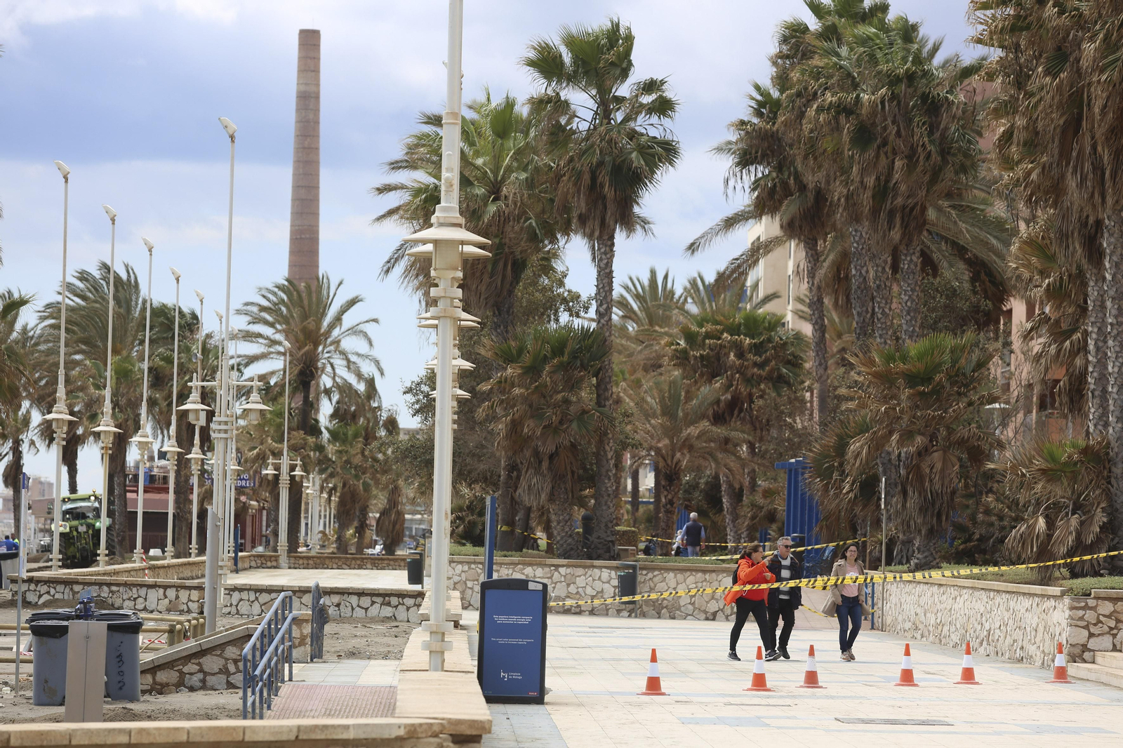 Las fotos de los trabajos en los paseos marítimos y chiringuitos de Málaga para paliar los efectos del temporal