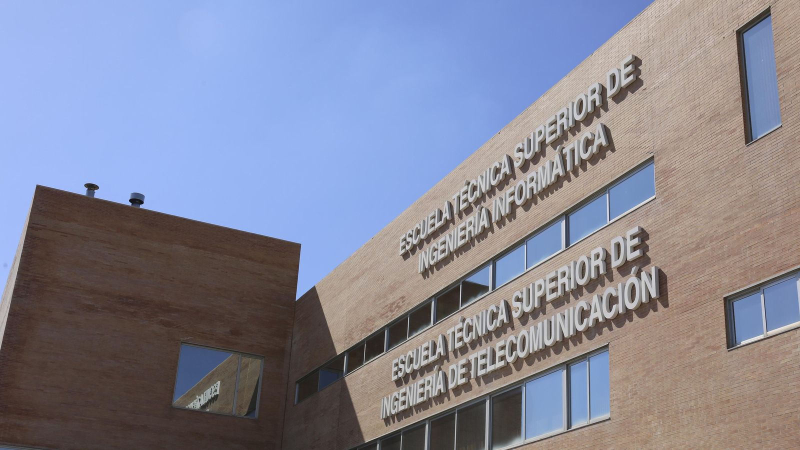 Fachada de la Escuela de Ingeniería Informática. Fachada de la Escuela de Ingeniería Informática.