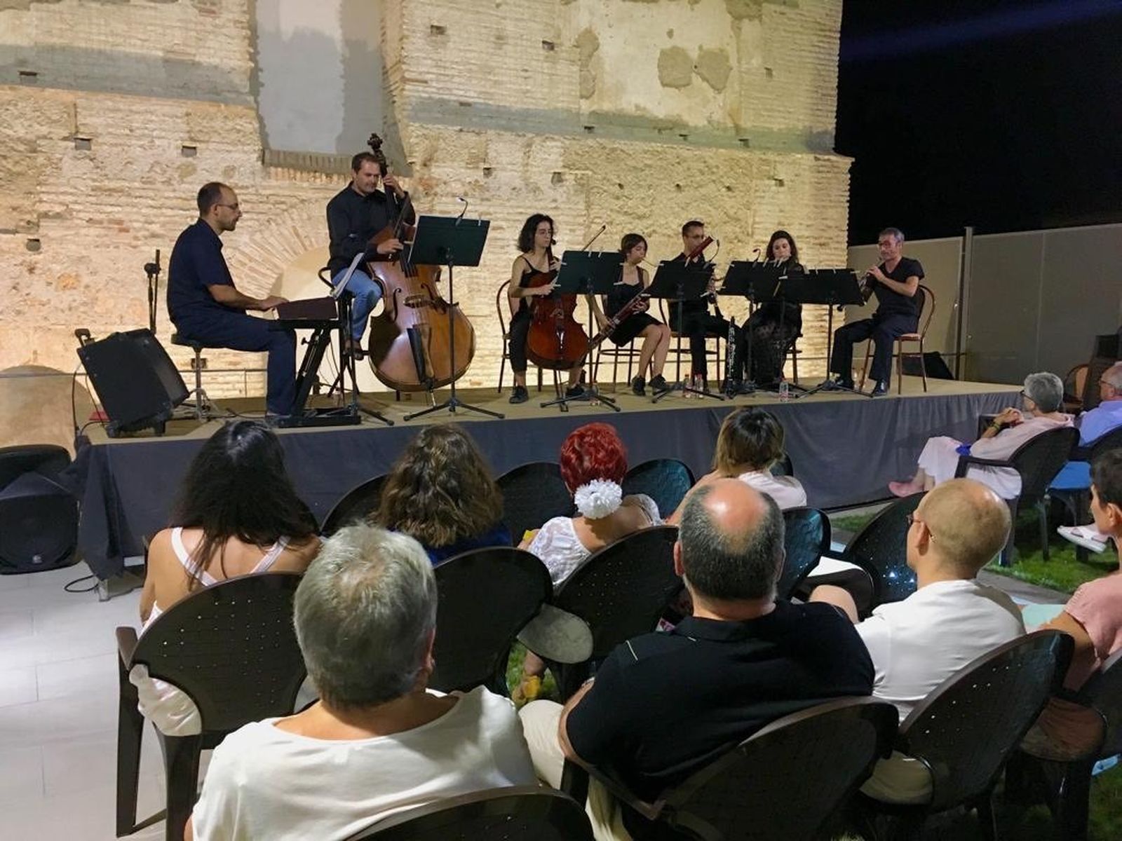 Las veladas se celebran al aire libre.