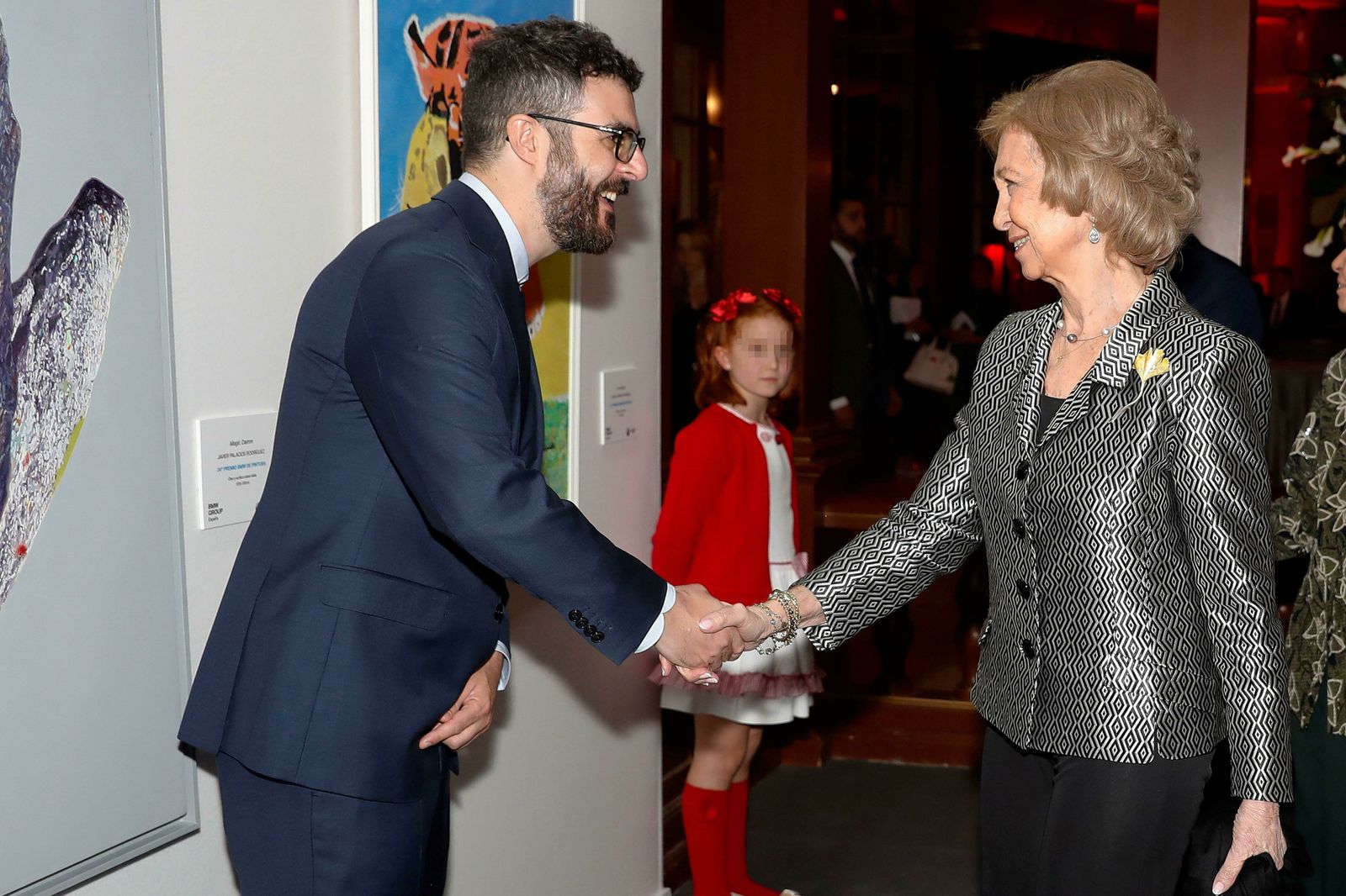 La Reina Sofía saluda al jerezano Javier Palacios, en el Teatro Real.