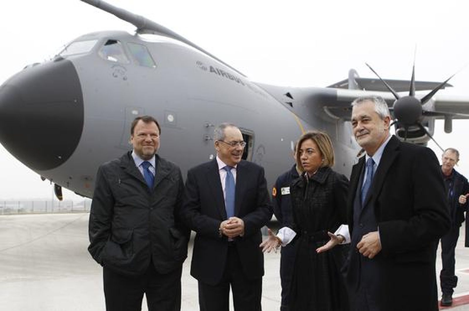 El presidente de la Junta de Andalucía, José Antonio Griñán; la ministra de Defensa, Carme Chacón; el responsable de Airbus Military, Domingo Ureña; y el alclade de Sevilla. Alfredo Sánchez Monteseirín durante su visita a la planta de ensamblaje del avión militar.

Foto: Antonio Pizarro