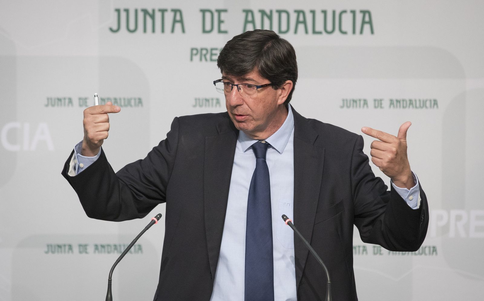 Juan Marín da una rueda de prensa.