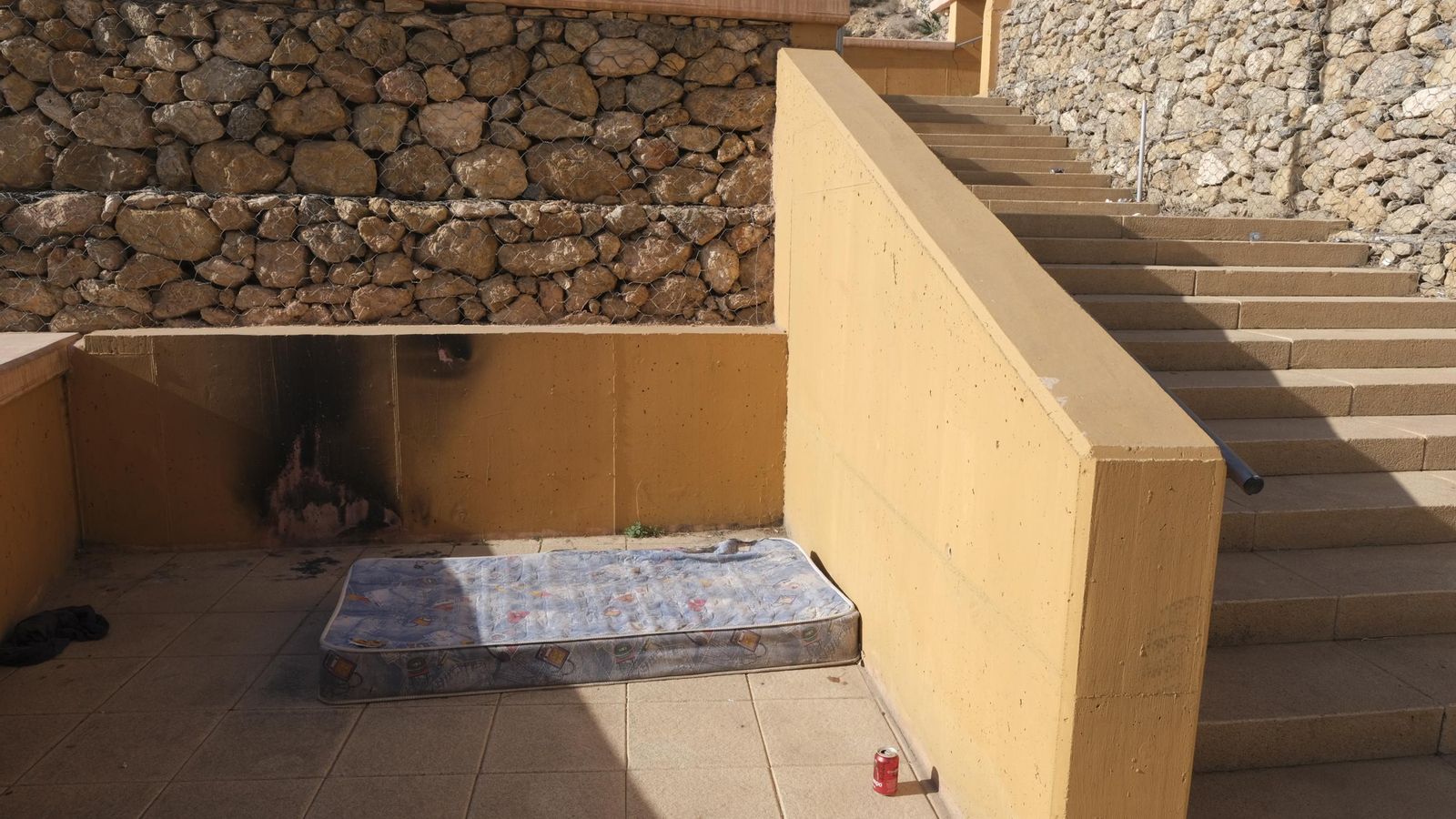 Colchón y restos de bedidas en las escalinatas del acceso por Poniente Colchón y restos de bedidas en las escalinatas del acceso por Poniente