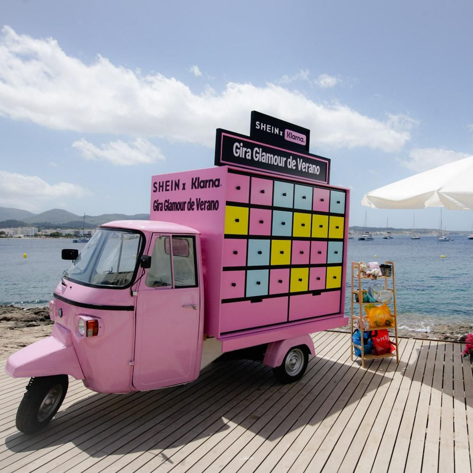 Camioneta vintage de Shein en su ruta glamour de verano