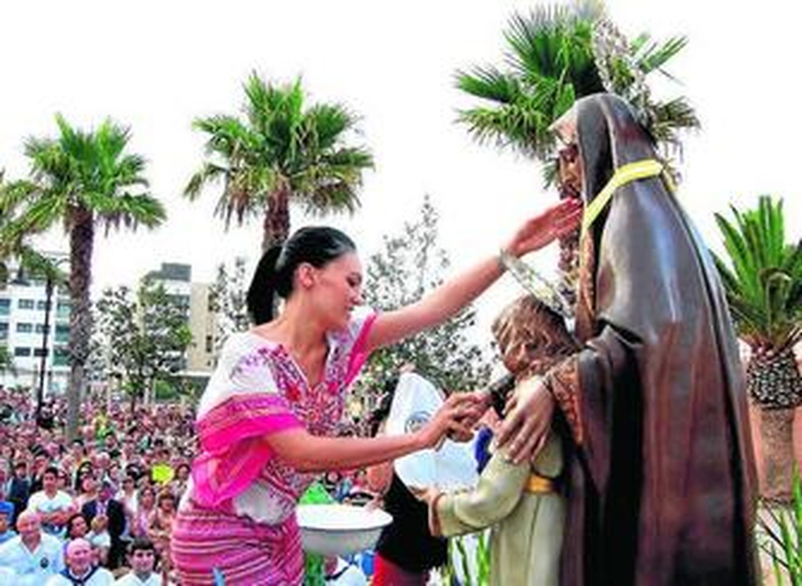 Engalanamiento de barcos y lavado de cara a la Virgen en las Fiestas del Puerto