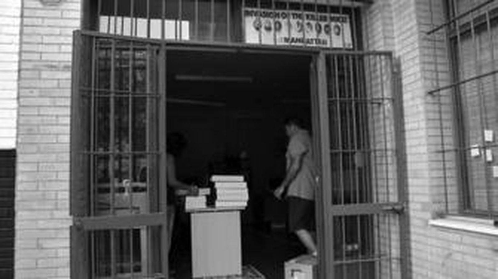 Uno de los comercios afectados, donde ayer atendían a los clientes a oscuras.