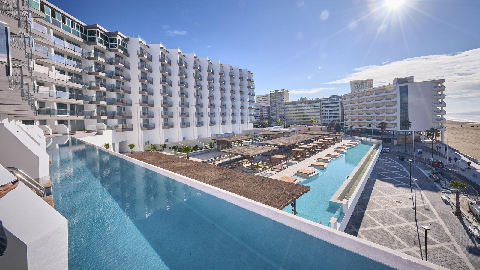 Terraza del Hotel Cádiz Bahía, en pleno Paseo Marítimo.